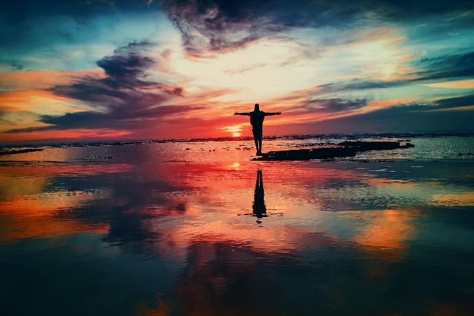 Spiritualité - Channeling standing on rock surrounded by body of water