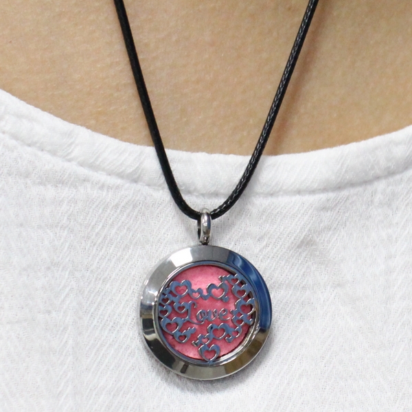 Collier d'Aromathérapie Love — vue de profil