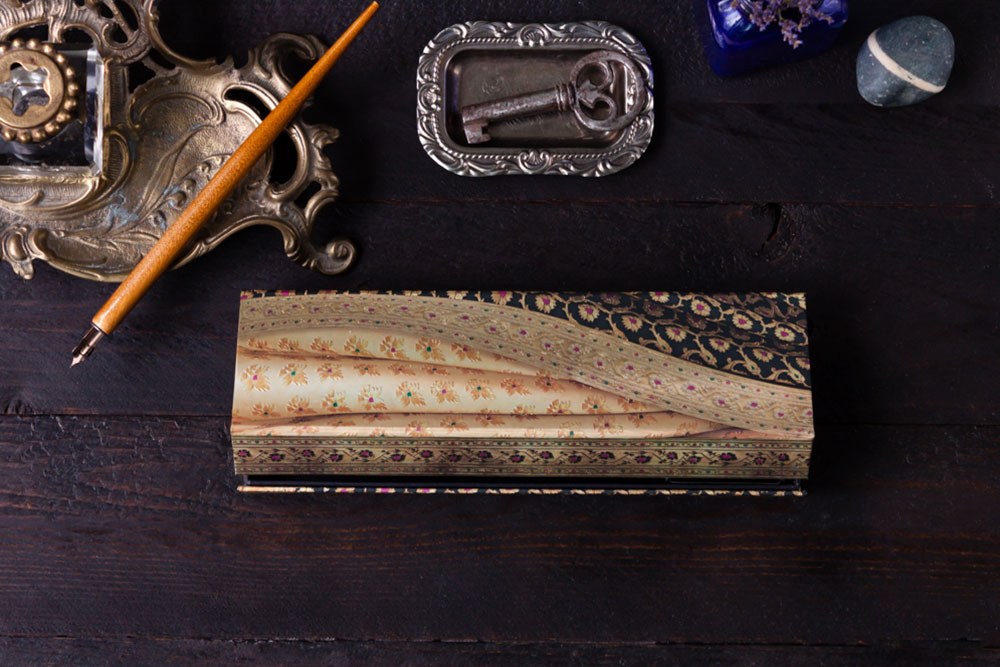 Carnet Siyah – Paperblanks Midi non ligné – détail du motif