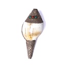 Conque tibétaine blanche et métal ciselé 1