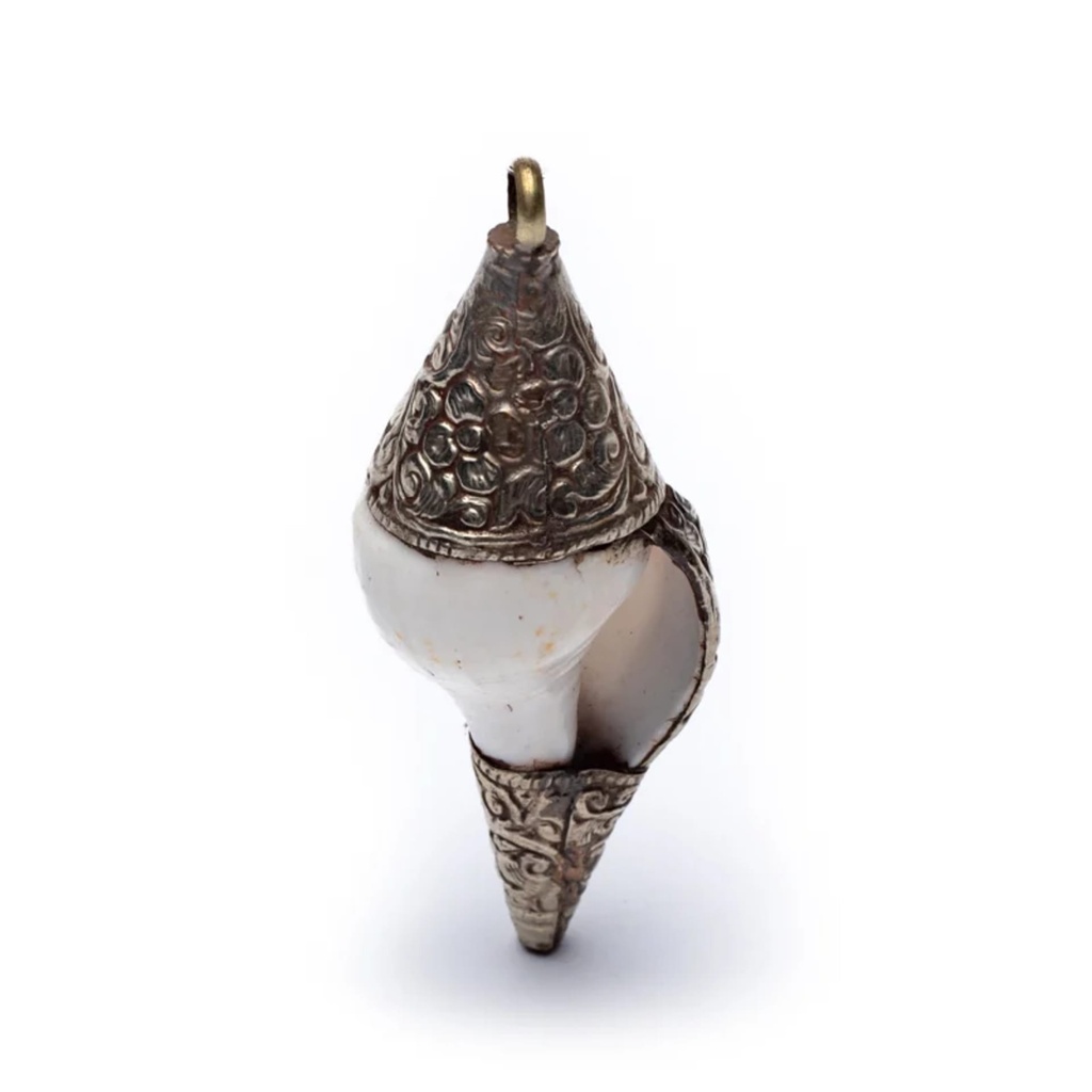 Pendentif rituel en coquillage avec metal blanc 1