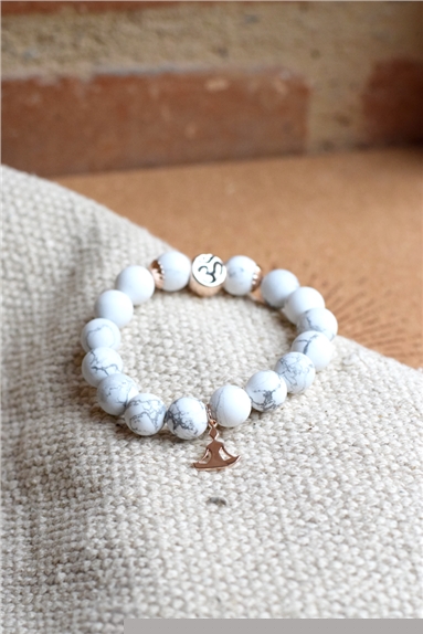 Bracelet Howlite Blanche Perles rondes 10 mm Breloque Yoga Lotus
