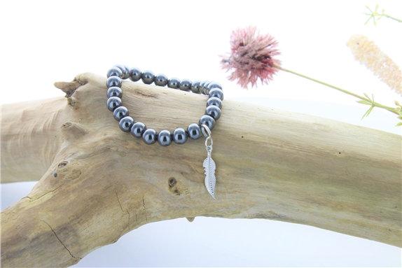 Bracelet Hématite Perles rondes 8 mm et Breloque plume