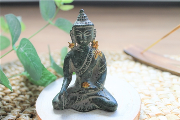 Statuette Bouddha Bhumisparsha Mudra en Laiton vert antique 7,5 cm