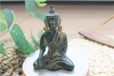 Statuette Bouddha Bhumisparsha Mudra en Laiton vert antique 7,5 cm