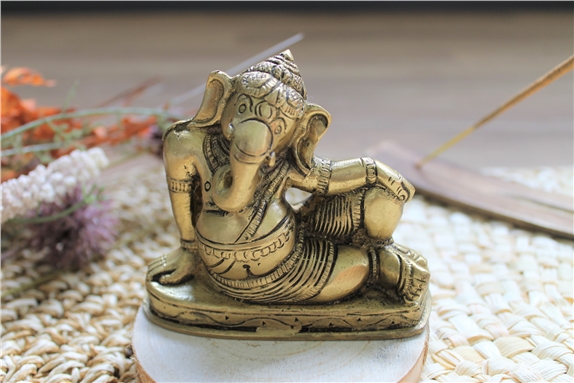 Statuette Ganesh allongé en Laiton doré mat 8 cm
