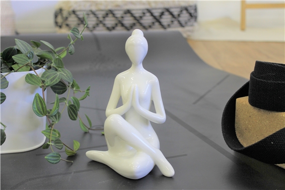 Statuette en Porcelaine Posture du Gardien Blanc brillant 17 cm