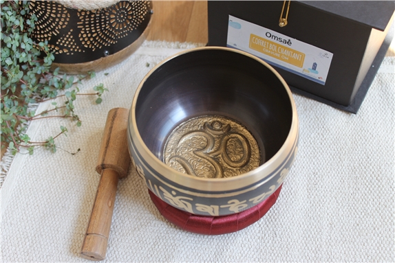 Coffret Bol chantant Noir Gravure Om diamètre 12 cm
