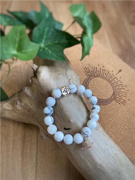 Bracelet Magnésite Perles rondes 10 mm Breloque Yoga Lotus