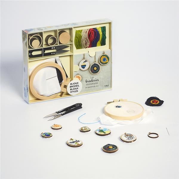 Coffret L'atelier miniature les broderies bijoux - Le livre Les broderies miniatures avec 1 tambour, 10 mini-supports à bijoux, 3 pièces de toile blanche, 2 pièces de toile noire, 1 aiguille, 12 échevettes de fil à broder et 1 paire de ciseaux
