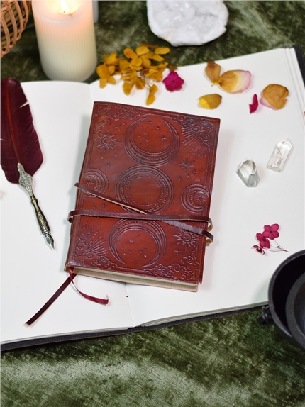 Grimoire en Cuir Triple Lune