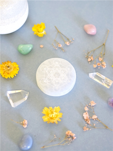 Socle en Sélénite gravé Cube de Métatron 7 cm