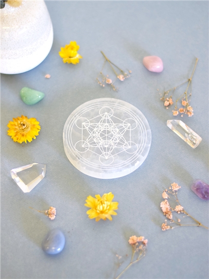 Socle en Sélénite gravé Cube de Métatron 10 cm