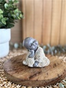 Statuette Moine Souriant 7 cm - Résine - Gris