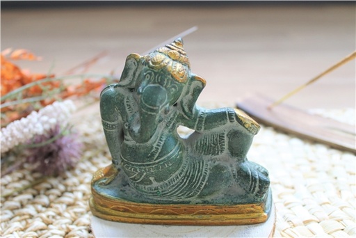 [3660341704462] Statuette Ganesh allongé en Laiton vert antique 8 cm